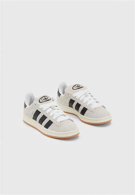 különböző típusú adidas edzőcipők felsorakoztatva
