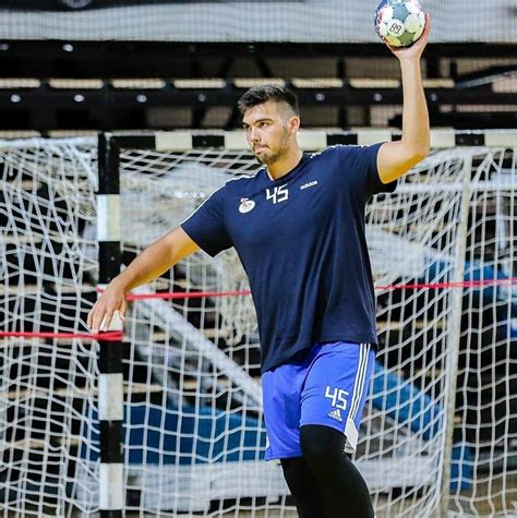 kézilabdázó sportoló akcióban a pályán