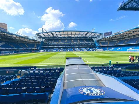 Chelsea és Tottenham Hotspur csapatok logói és a Stamford Bridge stadion hangulata