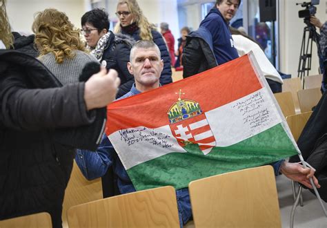 A L'Unità szerkesztőségi épülete és a tiltakozó lapszám