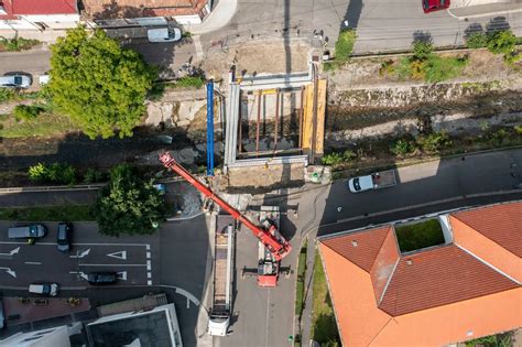 Építkezési helyszín különböző munkálatokkal