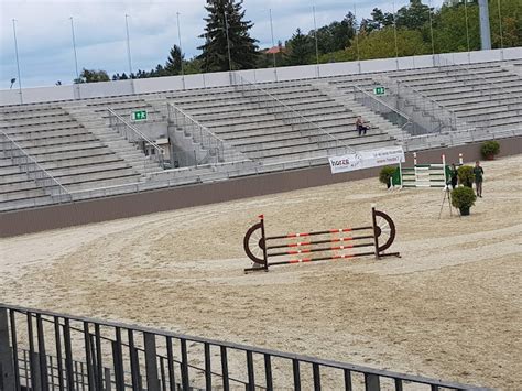 A szilvásváradi lovas stadion üres lelátói egy versenyen