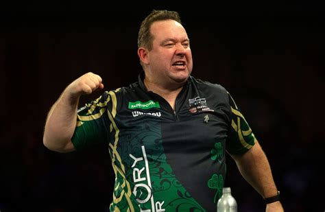 Brendan Dolan ünneplése kilencnyilas dobása után
