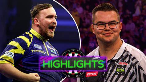 Luke Littler és Gian van Veen összecsapása a darts táblánál