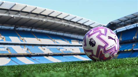 A Premier League logója és egy teltházas stadion látképe