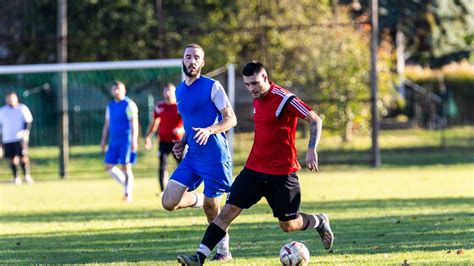 Retro labdarúgó mérkőzés vagy csapatkép egy vidéki pályáról