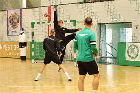 Fiatal röplabdázók edzés közben egy sportcsarnokban