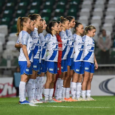 Fiatal MTK játékosok a pályán
