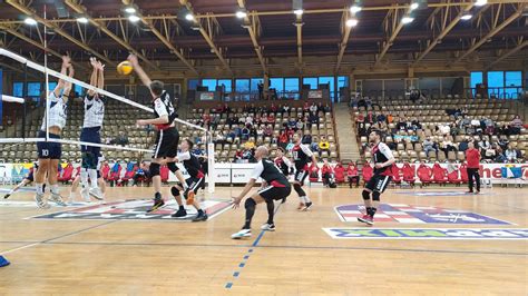 Kézilabdázó játékosok a pályán