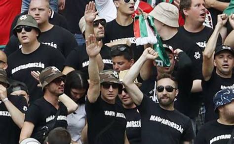 Magyar futballszurkolók fekete pólóban