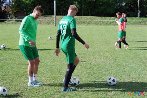 Labdarúgók a pályán, dinamikus mozgásban