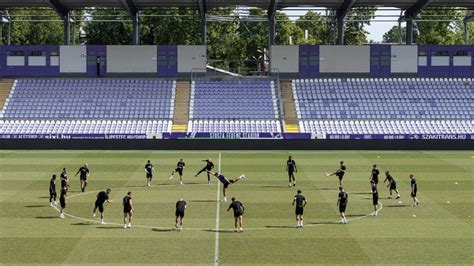 Edzésen résztvevő labdarúgók az Újpest akadémiáján