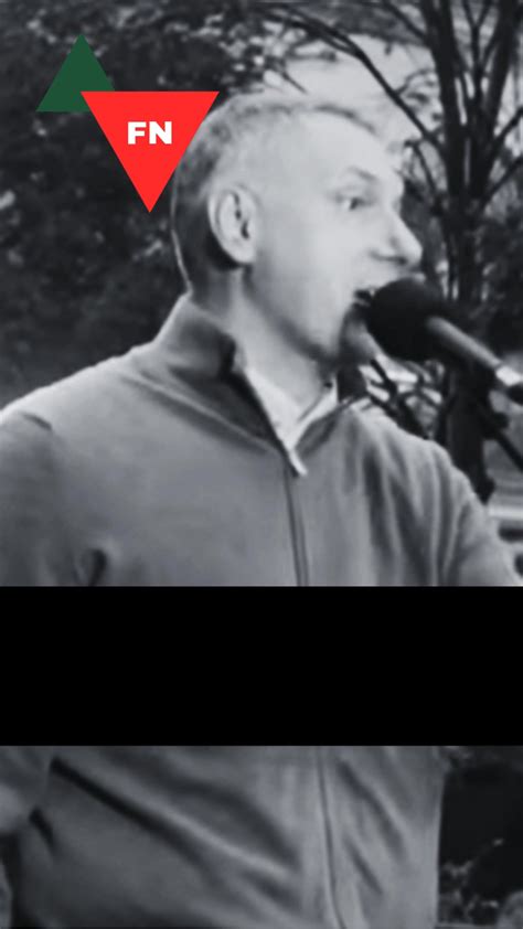 Emberek buborékfocit játszanak egy füves pályán