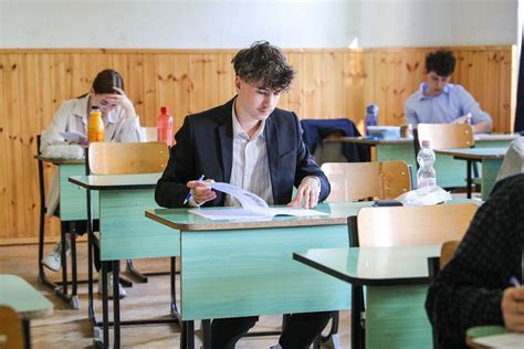 Diákok matematikai feladatokat oldanak