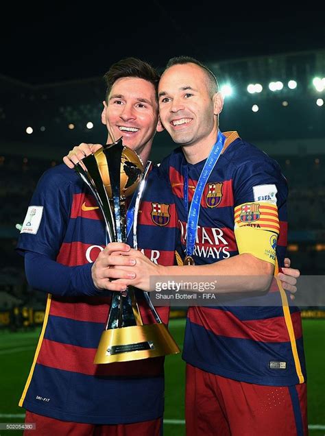 Lionel Messi és Andrés Iniesta aláírt mezei