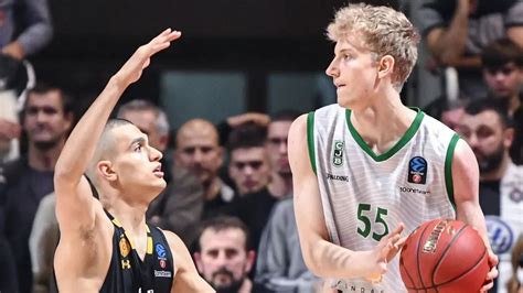 Fiatal kosárlabdázó akcióban