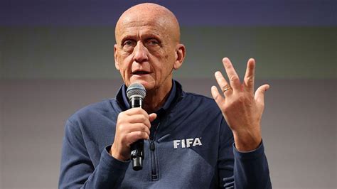 Pierluigi Collina játékvezetői akcióban a pályán