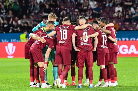 Magyar és román zászlók a CFR Cluj meccsén