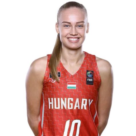 Gereben Lívia kosárlabdázás közben