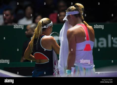 Dominika Cibulková és Angelique Kerber a teniszpályán