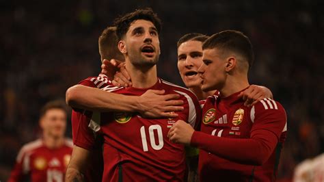 Örömteli csapatünneplés gól után