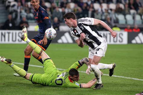 Juventus szurkolók a stadionban zászlókkal és sálakkal