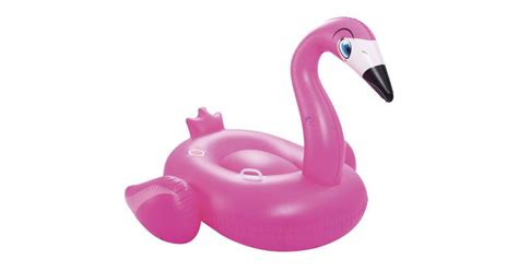 Felnőtt relaxál a medencében egy felfújható flamingó matracon
