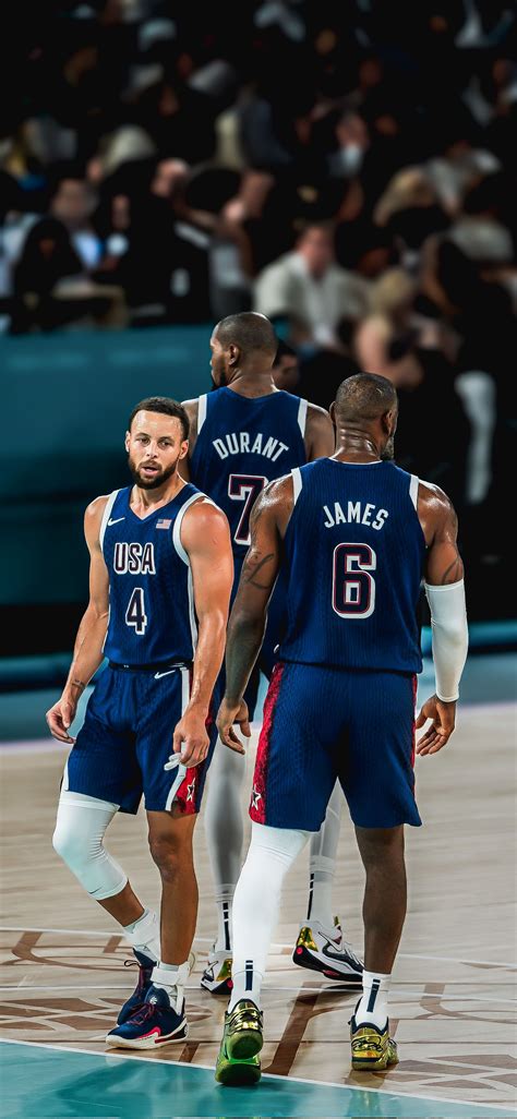 A 2024-es párizsi olimpia férfi kosárlabda döntőjének pillanatképe, Stephen Curry, LeBron James és Kevin Durant a győztes csapatból