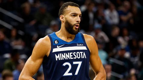 Rudy Gobert és amerikai ellenfele harca a labdáért a tokiói olimpiai döntőben