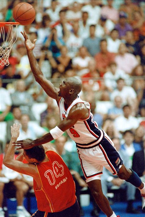Michael Jordan dob kosárra a spanyol Angel Herreros mellett az 1992-es barcelonai olimpián
