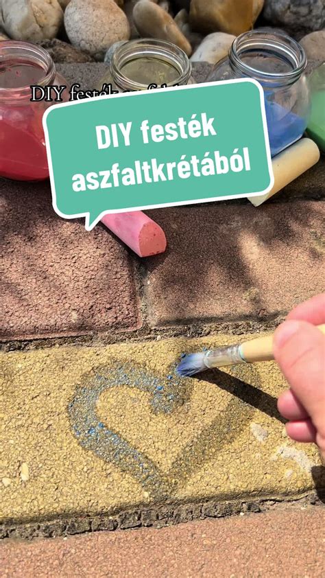 Gyermek alkotó játék közben, festés vagy építés