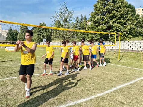 Fiatal röplabdázók