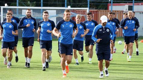 Az MTK Budapest labdarúgócsapata edzés közben