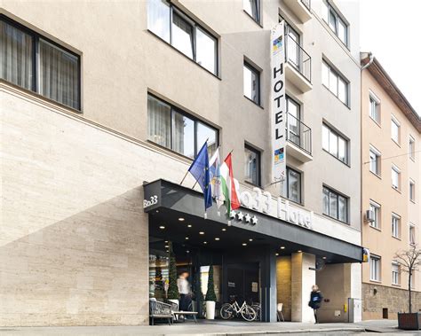 A Hotel Omnibusz modern épületének bejárata