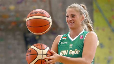 kosárlabdázó sportoló a pályán