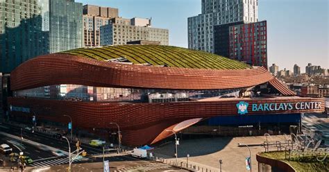 A Barclays Center látványos külső homlokzata este Brooklyn szívében