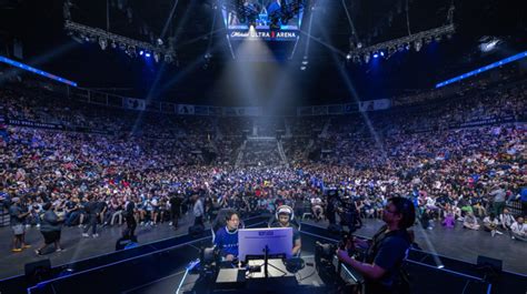 Esport verseny egy nézőkkel teli arénában