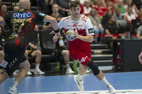 Thiagus Petrus, a One Veszprém HC és Mads Hoxer, az Aalborg Handbold játékosa a férfi kézilabda Bajnokok Ligája csoportkörében játszott mérkőzésen
