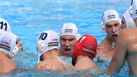 Férfi vízilabdázók a medencében