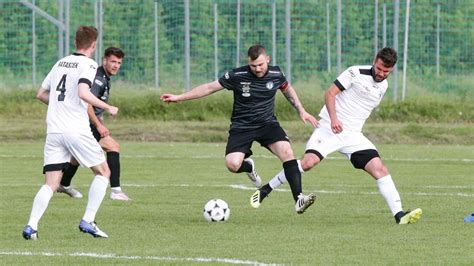 A visszavonultatott 2-es számú mez a stadionban