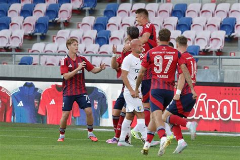 Fiatal labdarúgók edzés közben a Sóstói Stadionban