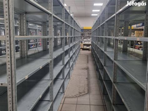 Rendezett polcok használt játékokkal