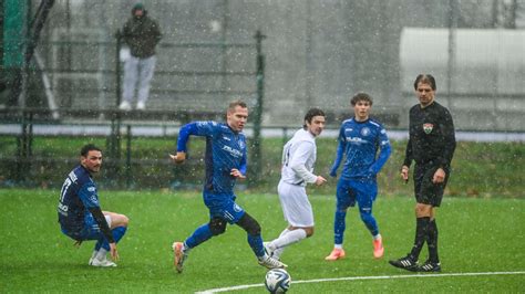 félbeszakadt mérkőzés a zöld gyepen