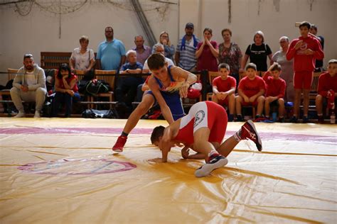 Kép a közös edzésről: kézilabdázók és birkózók küzdelme