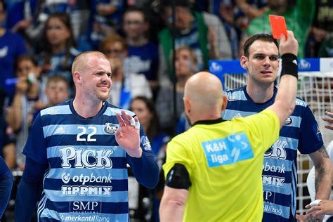 Kézilabda játékvezető a 7 méteres vonalnál