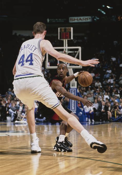 Shawn Bradley kosárlabda mérkőzést néz a kerekesszékéből
