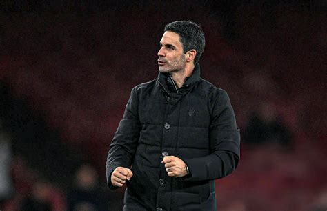 Mikel Arteta az Arsenal menedzseri székében