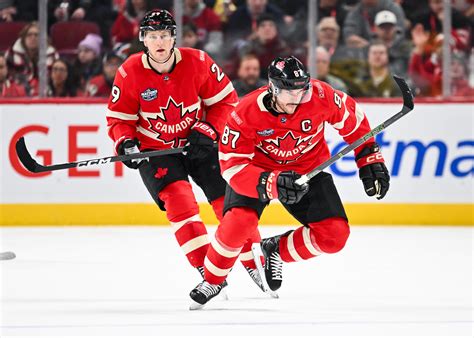 Nathan MacKinnon és Sidney Crosby egy jégkorong mérkőzésen