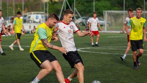 Minifutball pálya és játékosok akcióban