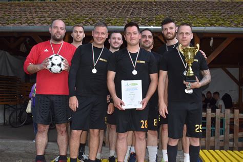 Kispályás futballcsapat ünnepel a tavaszi bajnokság végén